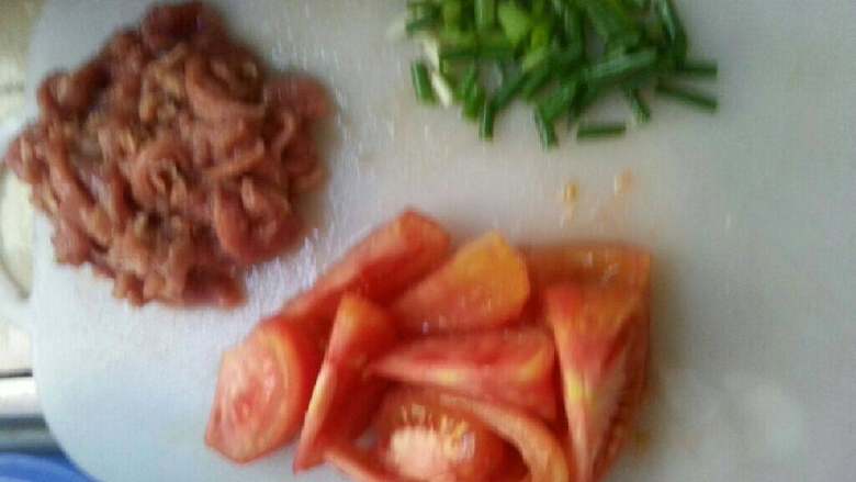 番茄牛肉面,再煮一锅开水，把面条放下去弄散沥干备用