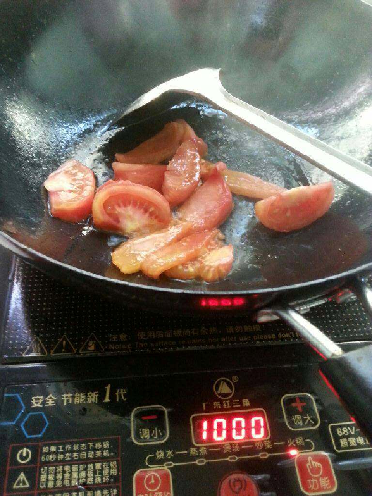 番茄牛肉面,炒锅放入适量油，把番茄放入翻炒几下加水煮开，放入牛肉丝和面条，加盐调味，临出锅时放入胡椒粉和葱段即可