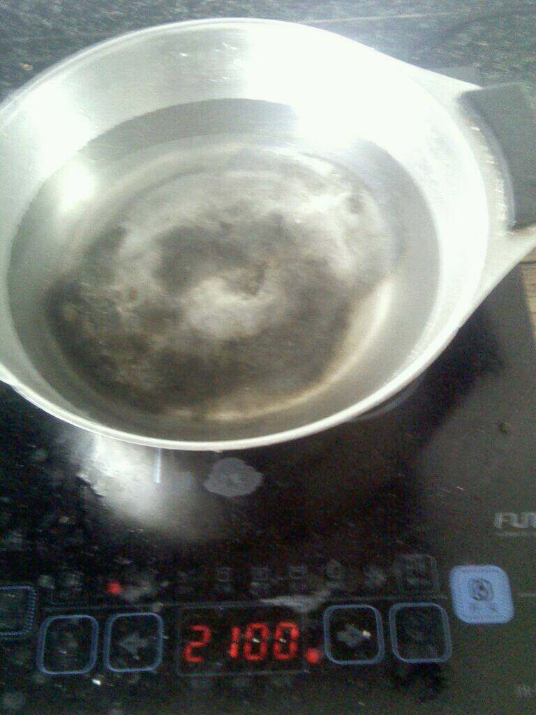 黑凉粉,放4碗水到锅里,大火烧开。
