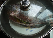 姜葱蒸鱼,将鱼放入沸水锅中大火蒸6分钟,关火后,利用锅内余温“虚蒸”5分钟后才出锅