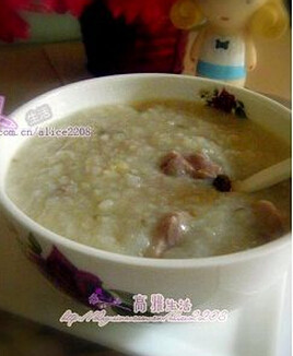 皮蛋咸肉粥,锅中放清水,煮滚,将米,咸肉和皮蛋放入,大火煮开后,转小火煮1个半小时,把粥中的瘦肉捞出来,撕成丝状,盛出即可。