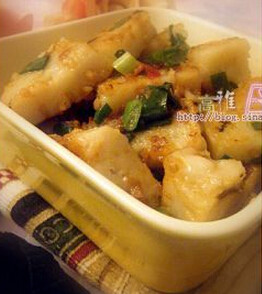 皮蛋咸肉粥,大米洗干净后,用2汤匙的油、1个半茶匙的盐和一半的皮蛋块拌匀,腌半小时