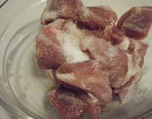 皮蛋咸肉粥,猪用盐腌至少一天,皮蛋去壳,切成小块