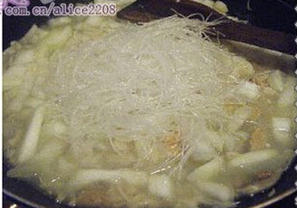 节瓜粉丝煮瑤柱虾米,加入粉丝,盖上锅盖,煮5分钟撒上葱花,加香油再炒均匀即可