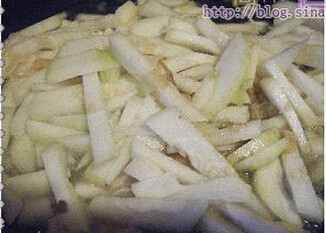 节瓜粉丝煮瑤柱虾米,放入节瓜炒均匀,调入盐,糖翻炒均匀,加入清水和泡虾米,瑤柱的水大火煮开