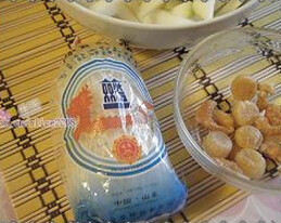 节瓜粉丝煮瑤柱虾米,粉丝用冷水泡软,沥干水备用