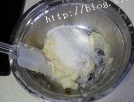 椰蓉奶黄班戟,关火取出到进调理盆降温,加入椰蓉搅拌均匀