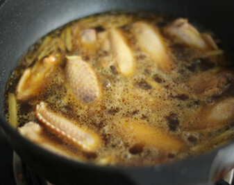 可乐姜汁鸡翅,倒入<a style='color:red;display:inline-block;' href='/shicai/ 911'>可乐</a>，没过鸡翅即可，大火烧开，中小火炖至汤汁半干，放盐，味极鲜调味，大火把汁收干即可