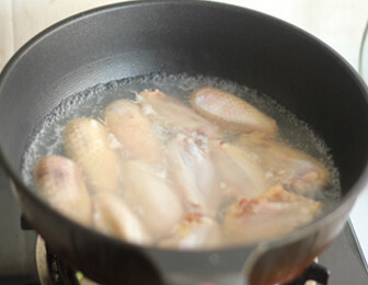 可乐姜汁鸡翅,烧开水倒入翅中焯水，<a style='color:red;display:inline-block;' href='/shicai/ 37'>姜</a>切丝