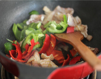 培根鱿鱼小炒 ,倒入鱿鱼，青红椒，放盐，黑胡椒调味，煸炒到青红椒断生，加<a style='color:red;display:inline-block;' href='/shicai/ 756'>鸡精</a>调味，即可