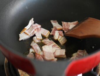 培根鱿鱼小炒 ,锅内到少许油，倒入培根煸炒至变色吐油