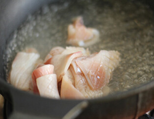 培根鱿鱼小炒 ,锅内烧开水，下鱿鱼焯烫一下，卷曲立即捞出