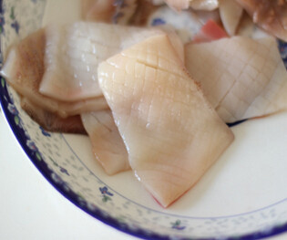 培根鱿鱼小炒 ,<a style='color:red;display:inline-block;' href='/shicai/ 345'>鱿鱼</a>洗净去皮，切块，打花刀，<a style='color:red;display:inline-block;' href='/shicai/ 443'>培根</a>，<a style='color:red;display:inline-block;' href='/shicai/ 61'>青椒</a>切块