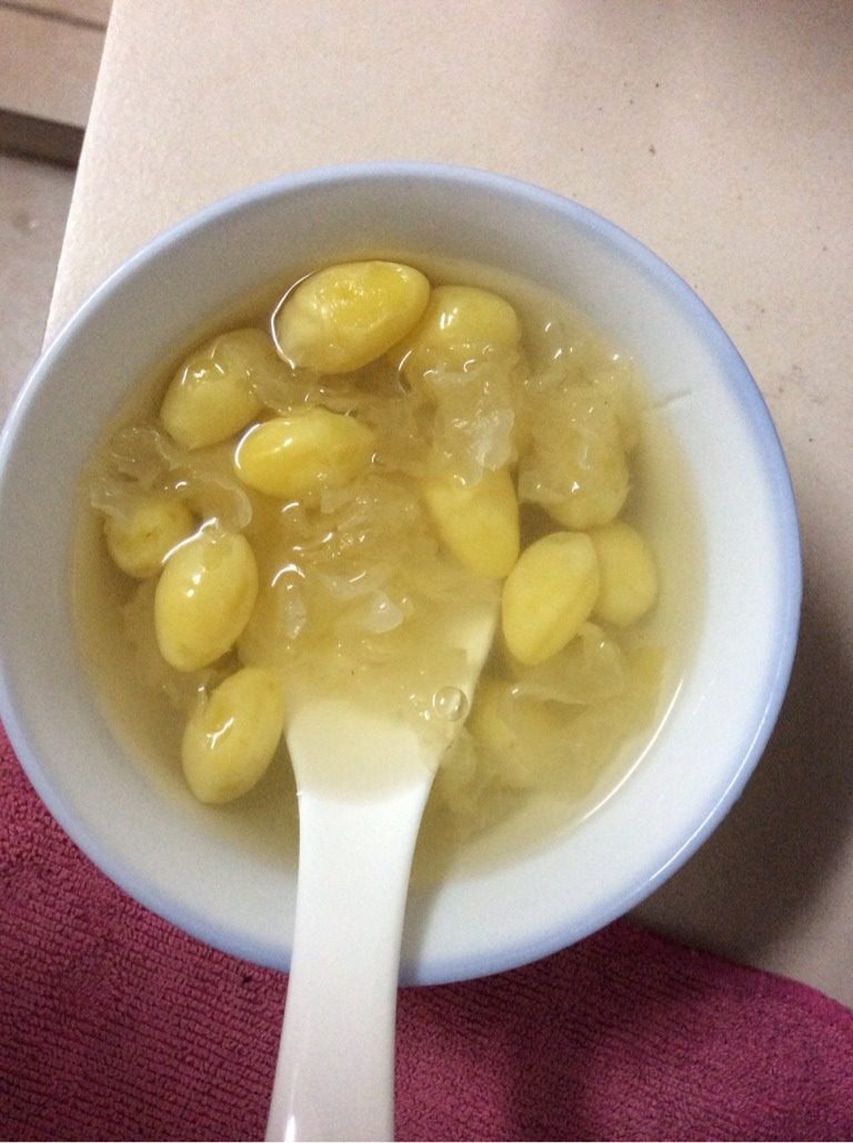 银耳白果甜汤,煮的时候与<a style='color:red;display:inline-block;' href='/shicai/ 232'>银耳</a>一起煮开就可以了 适合夏季喝的清甜汤哦