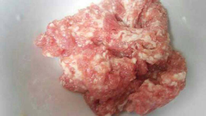 香酥藕合,剁好的肉泥加少许盐和一些淀粉拌匀