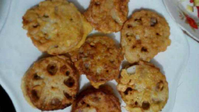 香酥藕合,一锅炸好了,出锅时在锅沿沥掉多余的油