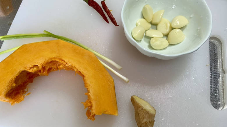 蒜蓉豆豉蒸排骨,蒜剥皮,南瓜削皮洗净,姜搓洗干净,小米辣洗净,葱择好洗净