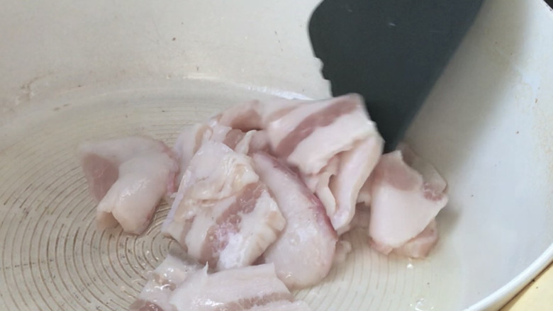 干锅菜花五花肉,再起锅热油,放入五花肉煸炒至变色