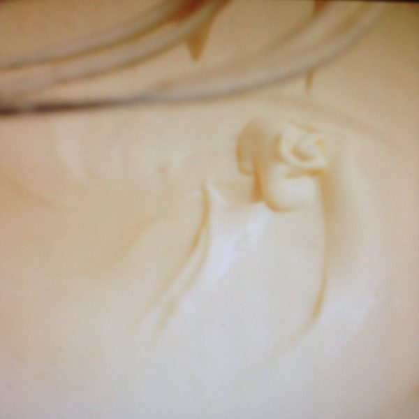 意式冰淇淋,同样奶油里放入剩下5克糖，打发至黏稠状搅动后一段时间不变形