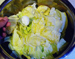 广式泡菜 ,大头菜掰碎,撒上少许食盐,拌匀,腌渍2个小时以上