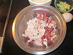 四喜丸子 ,将<a style='color:red;display:inline-block;' href='/shicai/ 414'>猪肉</a>洗净,猪皮去掉,肉分成肥瘦两部分。瘦的部分剁成细小的肉末,肥的部分切成小粒
