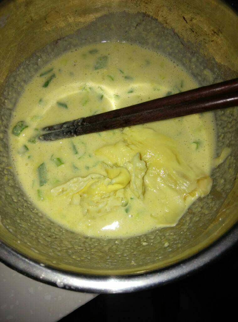 香葱榴莲鸡蛋饼,葱切小段,鸡蛋面粉加少许冷开水和好,加入榴莲肉,不喜欢吃的,也可以不放,单独做成香葱鸡蛋饼
