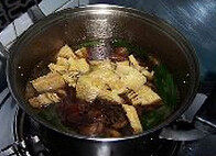 冬笋烧排骨,转入汤锅中，加入煮制好的冬笋，转小火焖至40分钟即可
