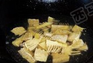 冬笋烧排骨,加入葱姜大火烧开，冬笋用水煮一下