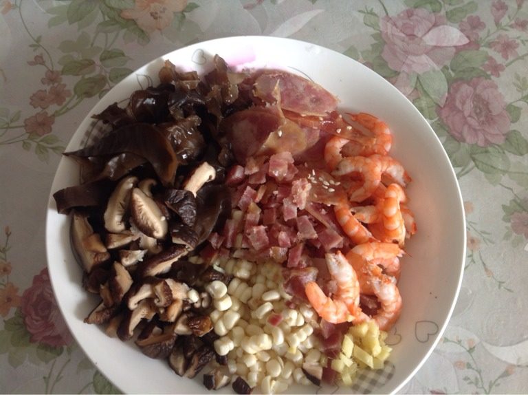 家庭煲仔饭,<a style='color:red;display:inline-block;' href='/shicai/ 233'>木耳</a>，香菇泡发切好备用，<a style='color:red;display:inline-block;' href='/shicai/ 4536'>腊肠</a>切片，虾煮熟剥壳，玉米剥粒。<a style='color:red;display:inline-block;' href='/shicai/ 507'>米饭</a>正常开始煮。
