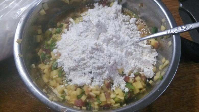 香脆肉丸子,将食材用小勺子打成圆形放入油锅炸。