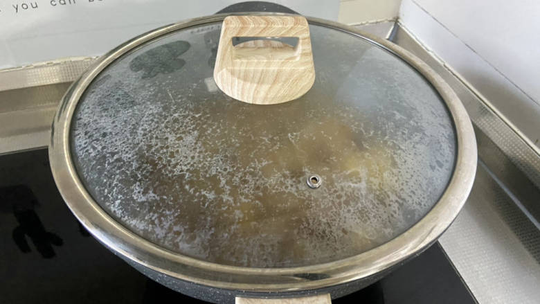 土豆香菇焖鸡,加盖,小火炖煮15分钟