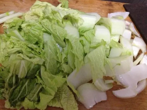 素炒白菜,把白菜切片,将刀倾斜然后斜切就能切出薄一些的片。