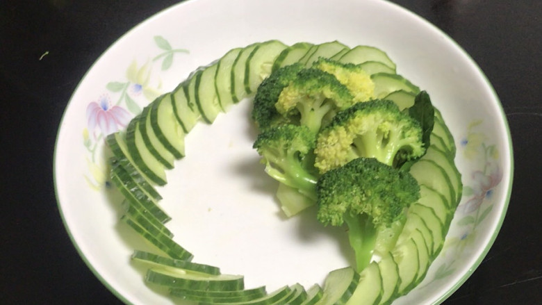 鸡胸肉蔬菜沙拉,把黄瓜围着盘内摆一圈,再放入西兰花