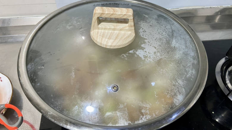 白菜烩小酥肉,拌匀,煮开,加盖小火焖煮5分钟