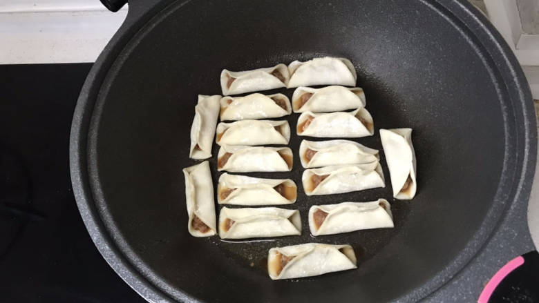 牛肉锅贴,加盖中小火煎2分钟;