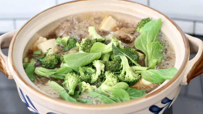 排骨豆腐砂锅,放入西兰花和油菜,
