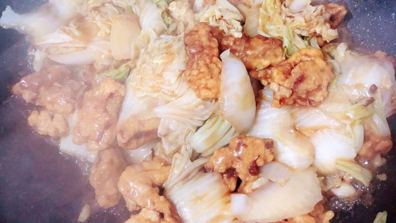 白菜烩小酥肉,酥肉上挂上酸甜汤汁,即可出锅了!