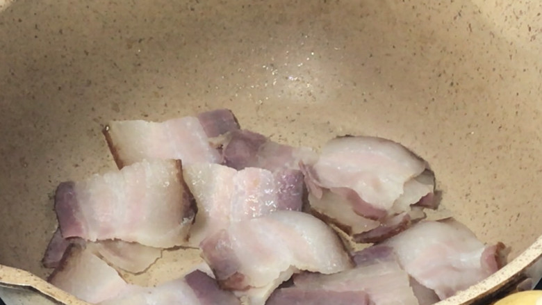 腊肉炒莴笋,再起锅放入腊肉,煸炒出油