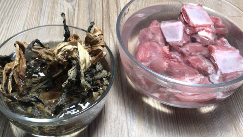 蒜蓉豆豉蒸排骨,排骨叫卖家砍成小段,用清水浸泡去血水,梅干菜用温水泡发