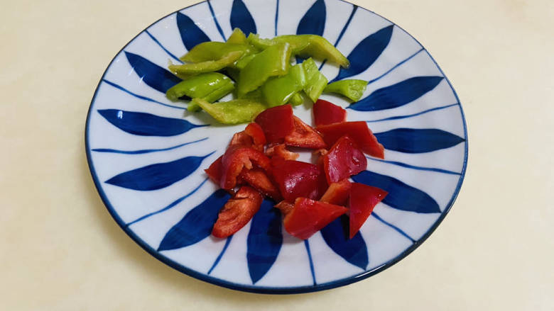 炝炒藕片,青椒、红椒洗净去籽切小片