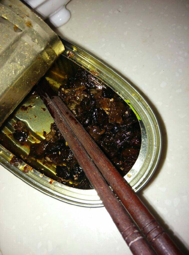 豉香秋葵炒蛋,关于豆豉,超市有卖那种干的和湿一点的,今天我用的是昨天吃完的豆豉鳞鱼罐头里剩的豆豉