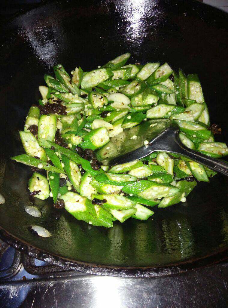 豉香秋葵炒蛋,正常炒菜步骤,热锅下油,先炒蛋,炒好盛出,然后爆香蒜头豆豉,再下秋葵