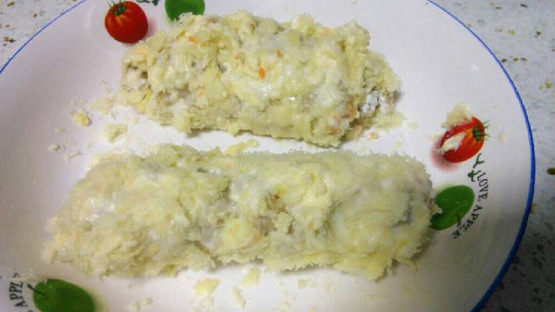 黄金鸡肉卷,把鸡肉卷两头用牙签固定好不让其松散开来。用鸡蛋和面粉加水和成面糊,把鸡肉卷挂满面糊,再在外面均匀裹满面包糠。
