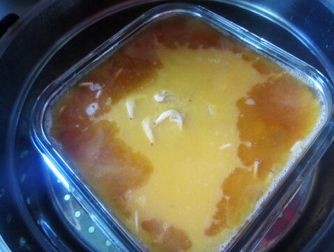 蛋蒸土豆丝肉饼,蒸好的鸡蛋肉饼取出,表面淋少许<a style='color:red;display:inline-block;' href='/shicai/ 847'>香油</a>和生抽即可享用