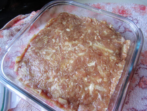 蛋蒸土豆丝肉饼,装入容器,表面摸平,大火蒸20分钟
