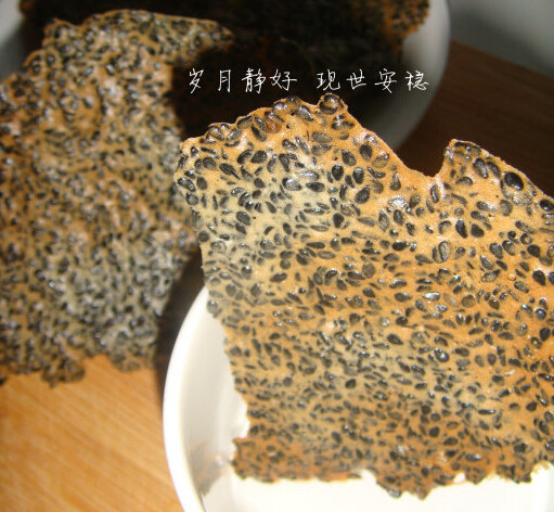 黑芝麻瓦片脆,将烤盘放入预热好175度的烤箱，中层，10-15分钟即可