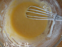 黑芝麻瓦片脆,再加入糖粉,倒入过筛后的低粉,搅拌均匀
