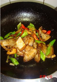 汗蒸”五花肉,放入青红椒炒匀，依次放入<a style='color:red;display:inline-block;' href='/shicai/ 692'>酱油</a>；盐；<a style='color:red;display:inline-block;' href='/shicai/ 10588'>糖</a>。出锅前放入味精即可