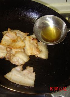 汗蒸”五花肉,将五花肉放入油锅中用小火将肉片煎出油，将锅中煎出的油撇出，确保不腻