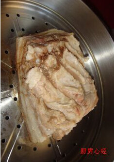 汗蒸”五花肉,蒸锅中放水，放上蒸屉上大气后，直接将洗净的五花肉放在屉上，撒上葱姜，<a style='color:red;display:inline-block;' href='/shicai/ 718'>料酒</a>，盖盖，大火蒸20分钟即可